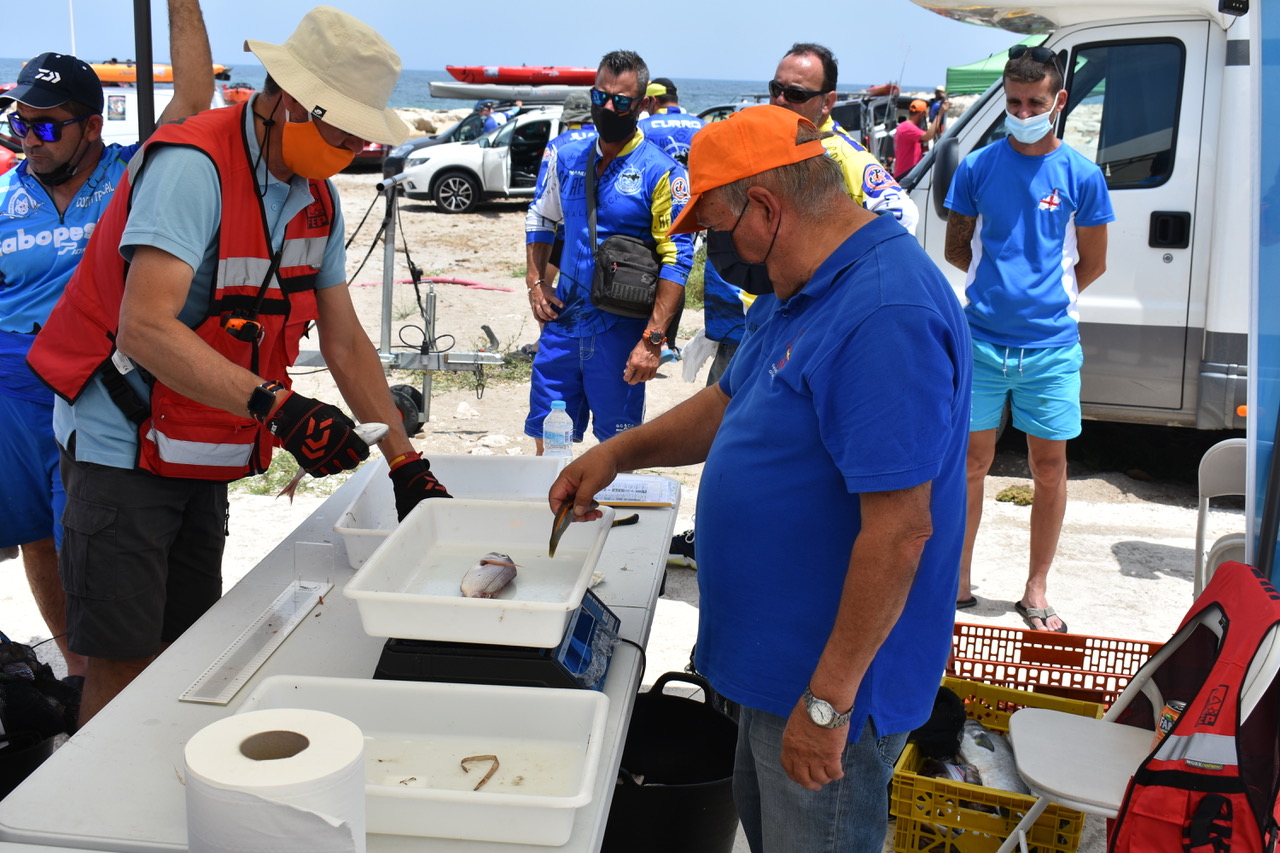 Joaquin Molpeceres en el Momento de pesaje de piezas en el Nacional de Clubes disputado en Marina El Portet de Dénia en junio